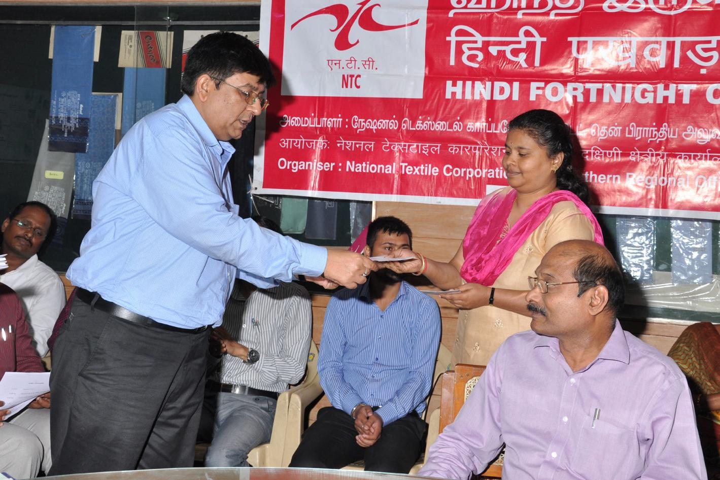 Shri Sameer Agarwal, General Manager (Mktg), S R O distributing prize to Smt. P. Sasipriya,   S R O on the occasion of Hindi Fortnight Prize Distribution Function held on 26.09.2016 at NTC Ltd., Southern Regional Office, Coimbatore